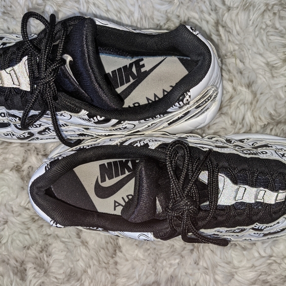 Sold!! Nike Air Max 95 Logo Sneaker - Picture 3 of 8